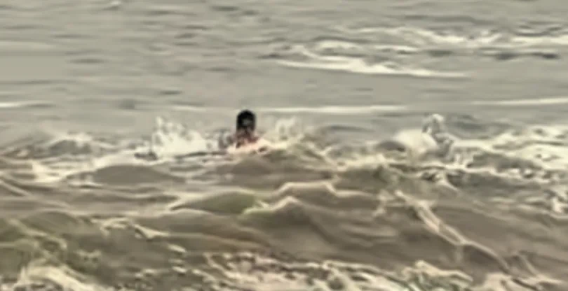 10 月 1 日，深圳大梅沙海边发生惊险一幕。两人在海边游玩时，突然被大浪卷走。