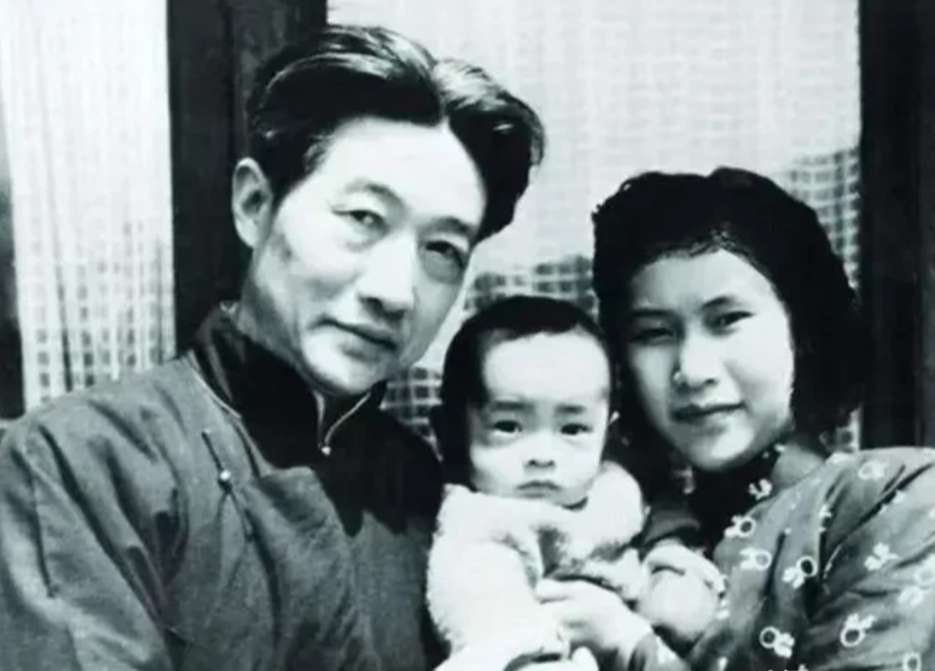 1951年，徐静斐去探望生病的父亲徐悲鸿，看到28岁的继母廖静文正在吃窝头和咸菜