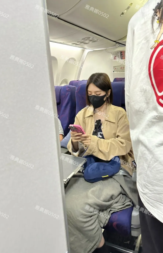 飞机上偶遇秦岚，本人真的很美很瘦很年轻皮肤特别好，五官秀气眉眼温柔，不愧是明星气