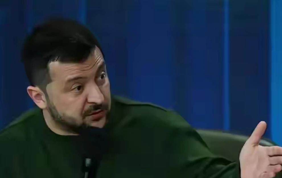 大家发现了吗？现在泽连斯基已经不再是曾经那个懵懂可爱的喜剧演员！

而是变成了冷