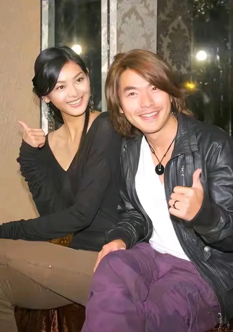 李威和他的前女友，笑容明媚的她深得李威的欢心，可惜自古红颜多薄命，才29岁的她却
