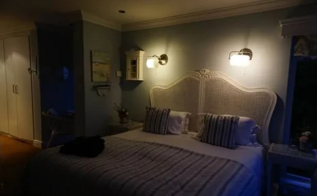 湖北黄石，一男子外地出差，供货商为讨好男子，极尽招待之能事，先是宴请男子，酒足饭