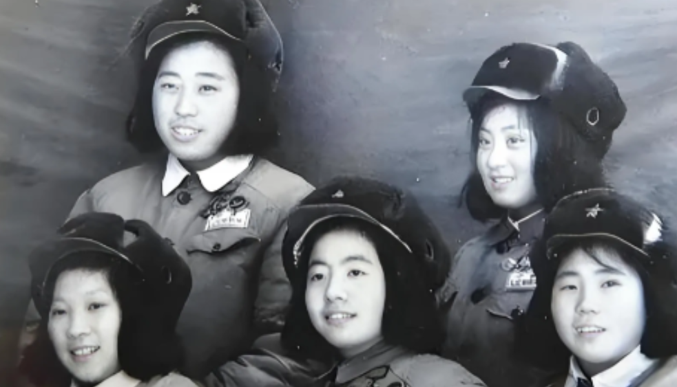 1951年，朝鲜战场，5名女战士被美军围堵，主动投降，却从此音讯全无。50年后，