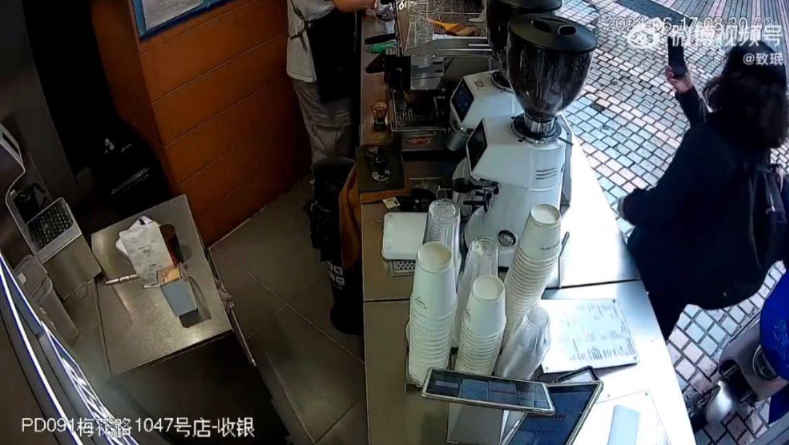 男店员殴打女顾客 你认为过错方是谁？