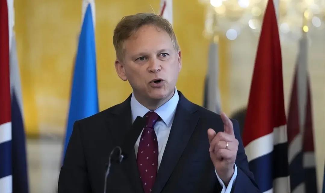 英国国防大臣沙普斯的直言不讳，犹如一把利剑，直插西方国家历史的心脏。

他直言不