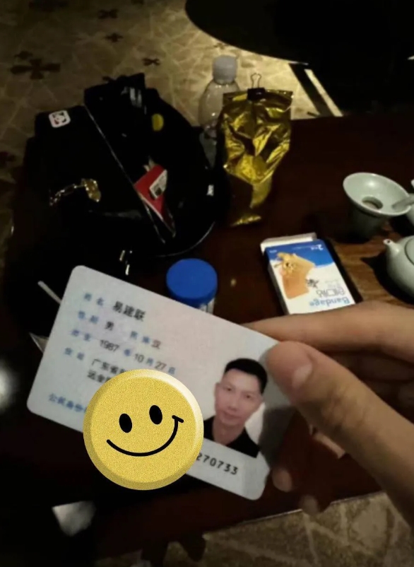 易建联被曝嫖娼，还有一些疑问，请谨慎吃瓜！

1.聊天记录中提到的ts，即跨性别