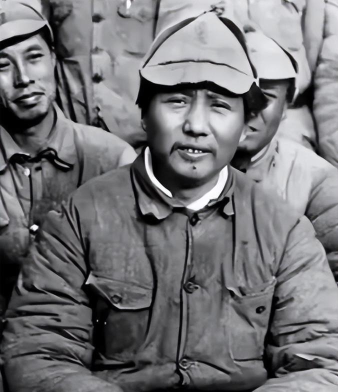 回溯至烽火连天的战争岁月，一张珍贵老照片映入眼帘。照片中的毛主席，面庞蓄着胡须，