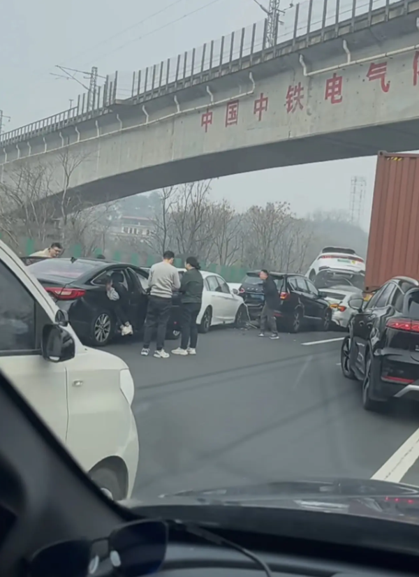 都是新手一年没开几天车惹的祸！