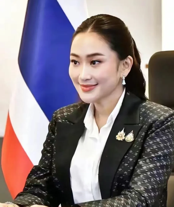 泰国美女总理的做事风度！
令人难以想象的是，泰国新总理在回国后的第二天便召开了内