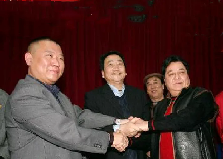 有一个很经典的谣言说《曲苑杂坛》是被姜昆给搞黄的，说因为姜昆想要给自己做个专辑，