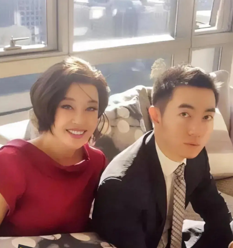 刘晓庆外甥说：我和姨妈的关系，非常亲近，因为我姨妈只有一个妹妹，她们那个年代的家