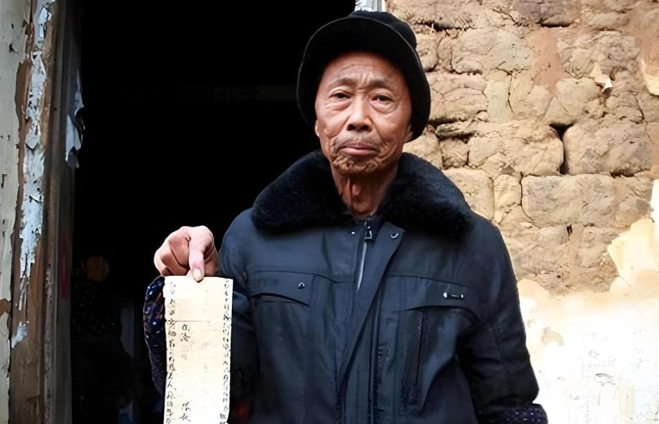 老人拿红军欠条政府还钱

                           