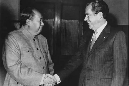 1972年，毛主席正和尼克松谈话，忽然间他注意到美方有人在偷偷录音。
尼克松访华