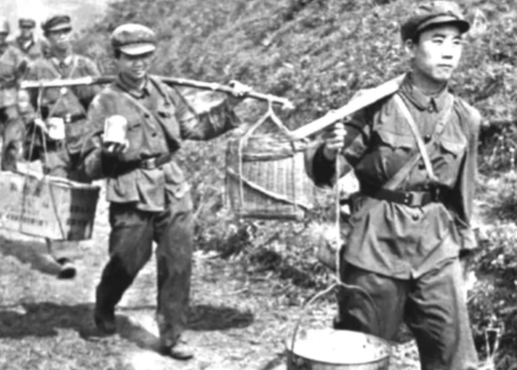 1979年越南边境，25岁炊事兵陶洪礼，在送饭路上撞见4名越军，他迅速伸手拔刀砍