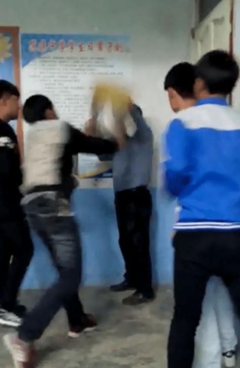 福建三明，一男老师发现有学生竟殴打老师，于是上前制止，没想到自己也遭到一顿打，男