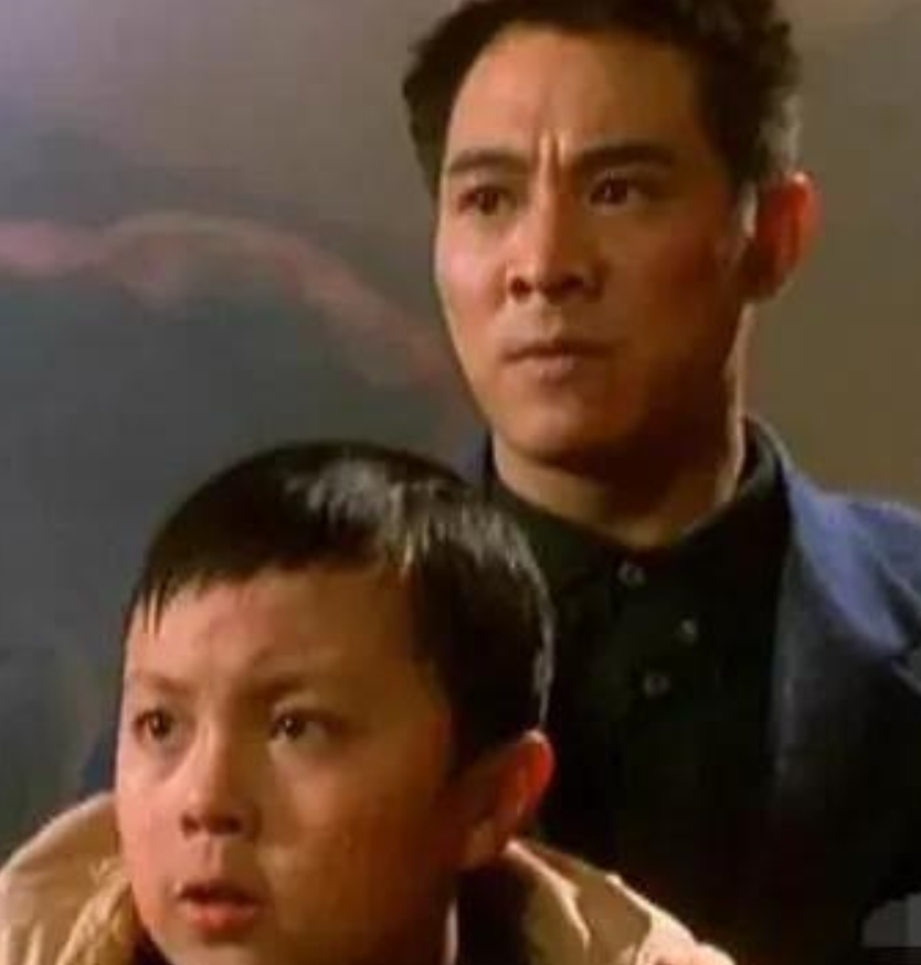 1994 年，梅艳芳拍《赤子威龙》，拍到一半时，梅艳芳心生怨气，她跑去对向华强抱