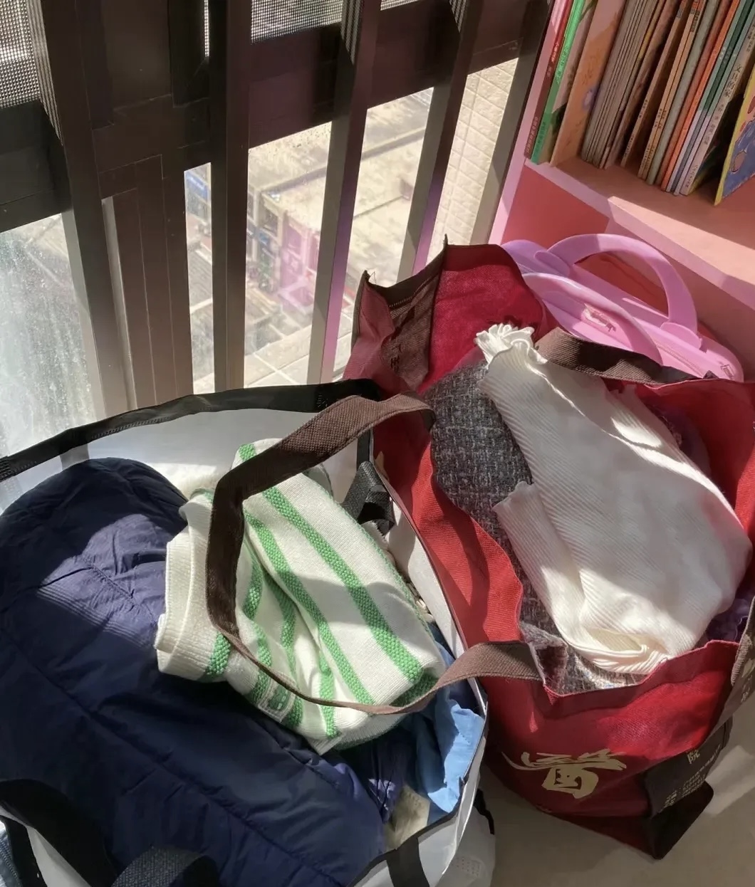 快过年了，我请了一个阿姨做卫生，一口价300块。结束后，阿姨犹豫得说：“我只要1