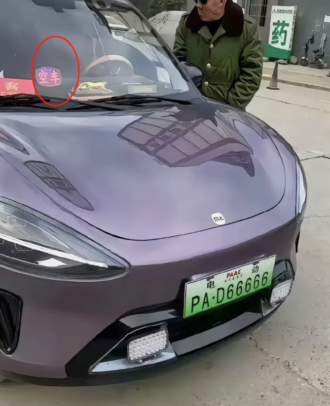 现在老头乐越来越强大，小米su7这才出现多长时间，就有了老头乐版的小米su7，车