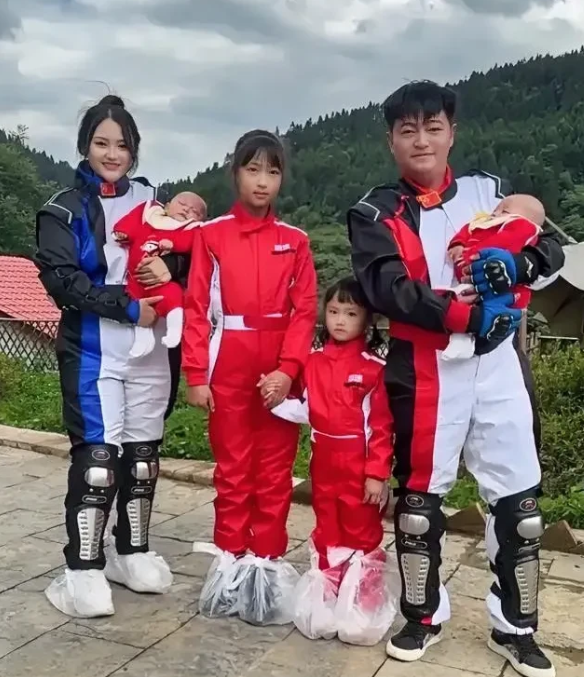 网红阿奎去世留下4子女，11岁大女儿是和前妻生的，今后该由谁来抚养呢？

阿奎的
