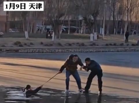 天津，男子是一名交警，那天他刚下班走在路上，就听到不远处的河面上有人拼命地喊着救