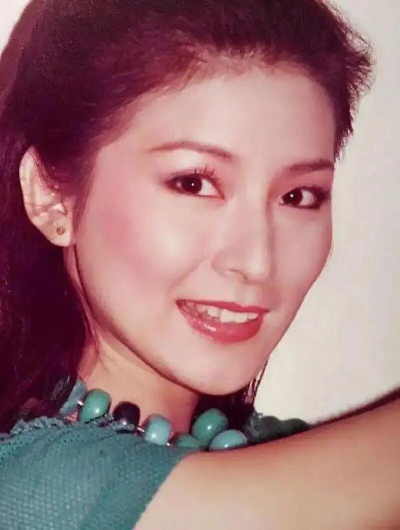 65岁天后未婚孤独一人，与青灯古佛相伴