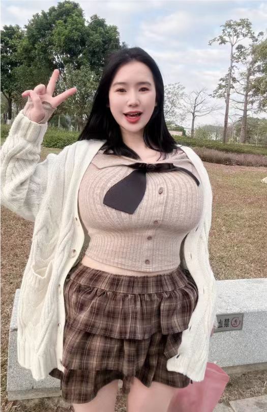 26岁女友简直太可爱，拍照总是这个姿势