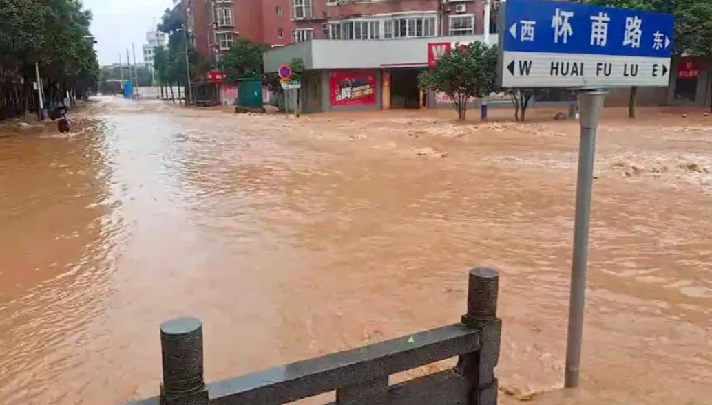 湖南平江，洪水肆虐，县城一片汪洋。街道成河，房屋浸泡，居民生活遭受重创。

救援