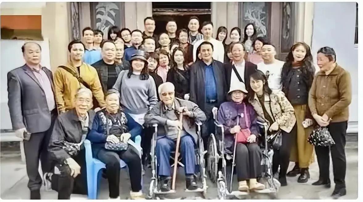 黄院士一家7口共有7人超过90岁，分别是：母亲曾慎其102岁、黄旭华院士99岁、