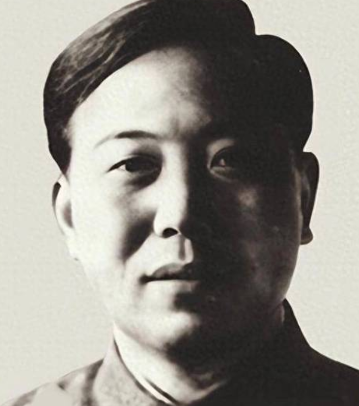 他是周总理亲自任命的国务院副总理，却在毛主席去世两年后变成工人。身份的巨大落差让