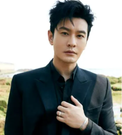 黄晓明现身青岛被拍,一头浓密黑发却是假发,假发分层很明显(黄晓明假发套)-第11张图片-九妖电影 黄晓明现身青岛被拍,一头浓密黑发却是假发,假发分层很明显(黄晓明假发套)-第11张图片-九妖电影