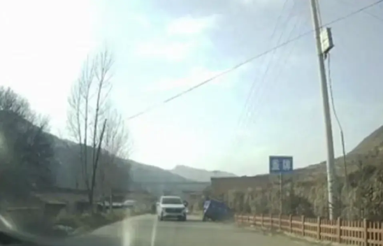 甘肃漳县，男子目睹警车把农用车“别进”沟里，提出质疑并将相关视频发布到网上，结果
