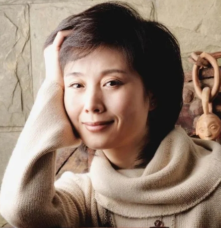 第一张张照片里的知性女子是87版电视剧红楼梦里，鸳鸯的扮演者郑铮。

1985年