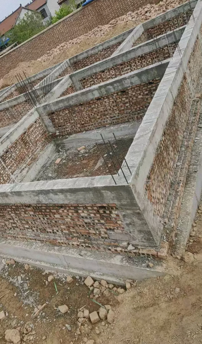表哥是泥工包工头，帮我家搞自建房，房屋地基己完工，现问一下懂行的师傅们这样的地基