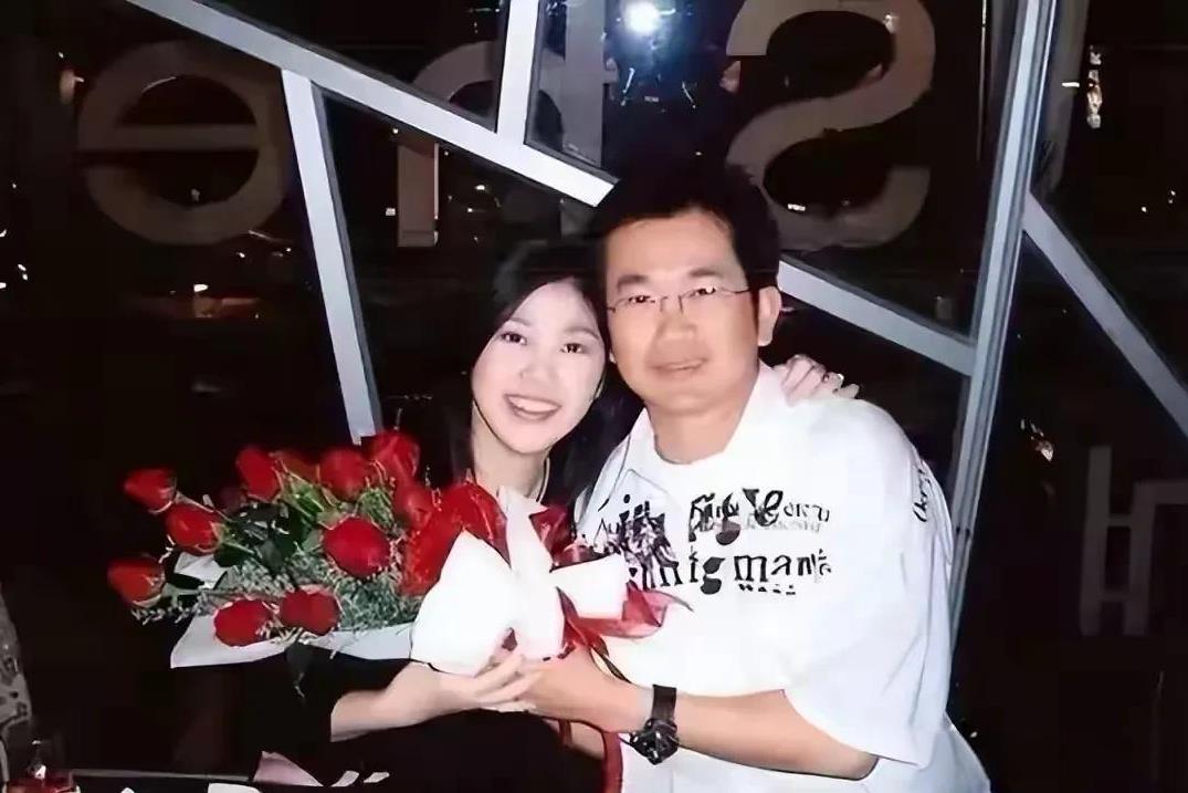 现任泰国总理佩通坦的姑姑英拉，不仅是以前的总理，更是一位大美女。
英拉2011年