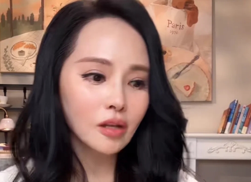 看57岁的伊能静直播，不得不说姐姐是有点东西的

她说不管你们怎么我说老啊、丑啊