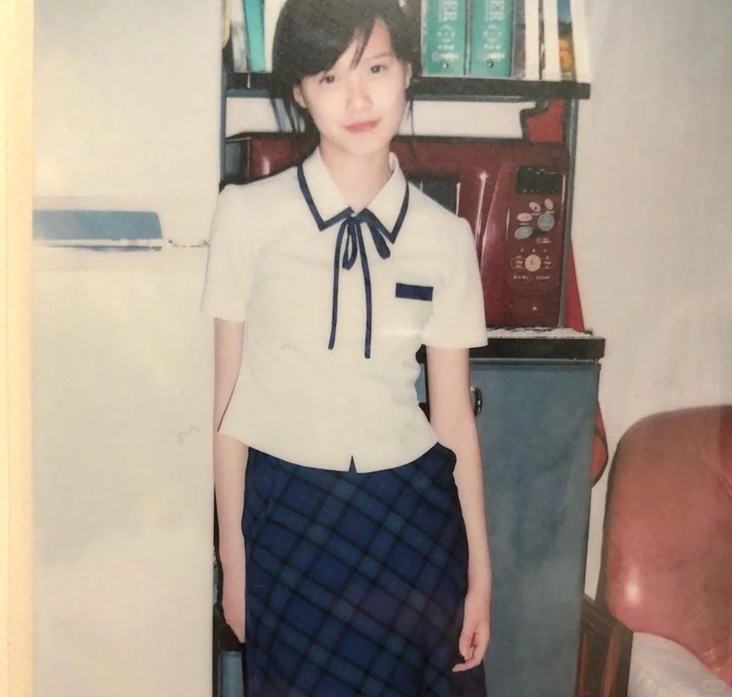 她怎么一手好牌打成这样的啊？
从小就漂亮，纯天然美貌。18岁就被韩国网站选为五大
