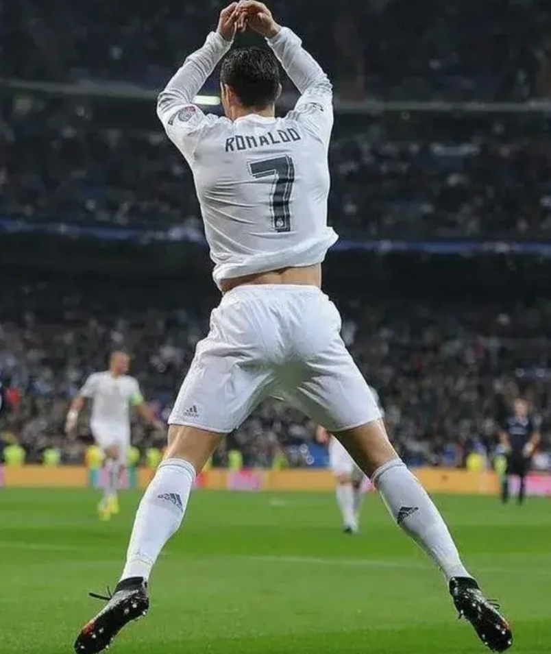 别的不提，在进球庆祝动作这一项，C罗的霸气庆祝动作，肯定比梅西强，这一点应该没有