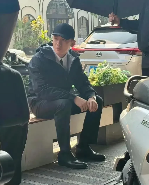 白敬亭现实中素颜真不咋地，没有网图那么帅