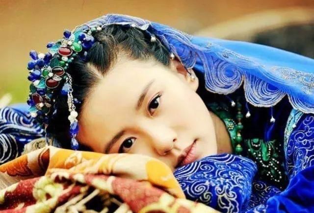 晚宴后，唐玄宗迫不及待地宠幸了一位西域歌姬，不成想，歌姬很快就怀孕了。九个月，歌