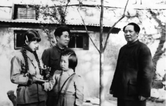 “拉出去枪毙！”毛主席一声大喝，沙发边上，一个满脸恐惧的男人瘫坐在地。
1950
