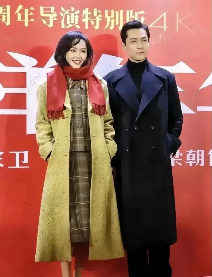 天呐，俊男靓女同框！

左边：二级演员唐嫣

右边：记不清叫啥名的家伙

真是让