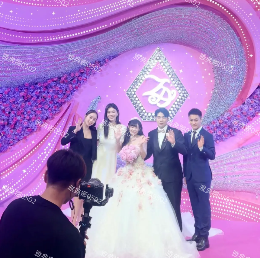 奚梦瑶何猷君夫妇跟小姑子何超欣三人一起参加特步公主和七匹狼少爷的婚礼。
奚梦瑶好