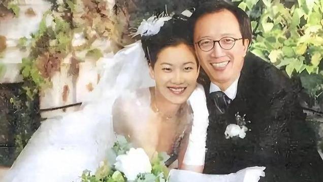 在梁锦松和伏明霞的结婚合影里，伏明霞当真貌美，如今却老得厉害