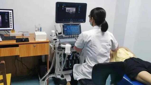 女子裸露上身做彩超时，一男工程师突然闯入与医生闲聊，医院回