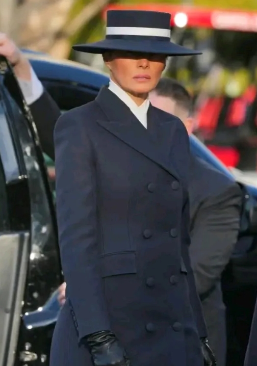 梅拉尼娅这身衣服太酷了，穿双排扣海军蓝套装搭美国设计师埃里克·贾维茨设计的宽檐帽