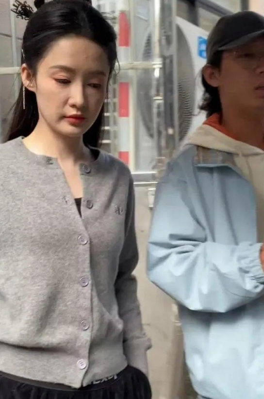 好好看看吧，李沁也是一脸的痘印，满脸都会浮粉的！咱们普通人不需要太容貌焦虑，明星