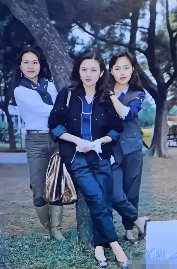 学生时代的关之琳有多惊艳 ，随便和谁拍一个照片都是里面的主角，没有浓妆艳抹，没有