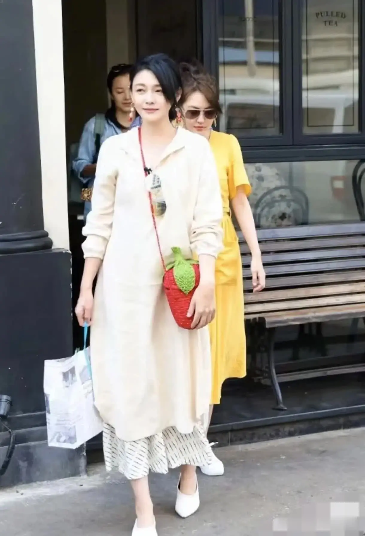 从大S后来的穿戴上就能看出，她已经对外面的喧闹的世界和解了，她只想看着孩子们渐渐