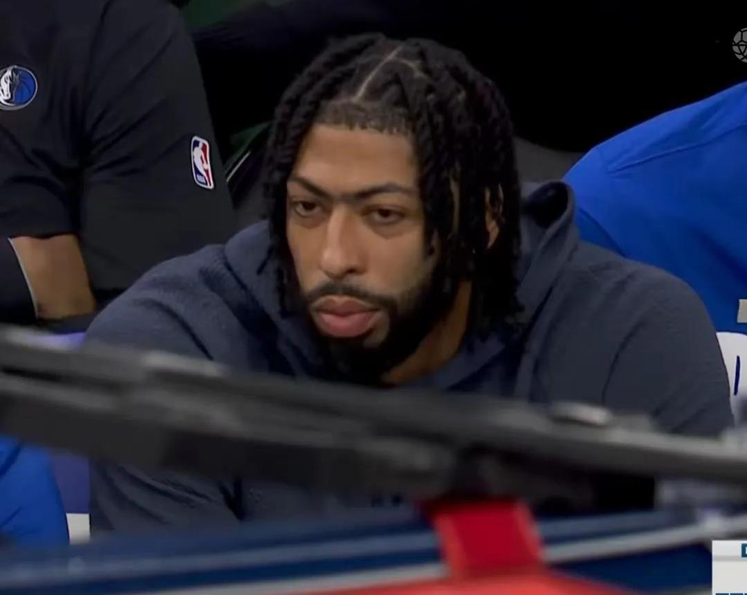 在今天独行侠与费城76人的比赛中，发生了一件让人啼笑皆非的事情，当比赛进行到还剩