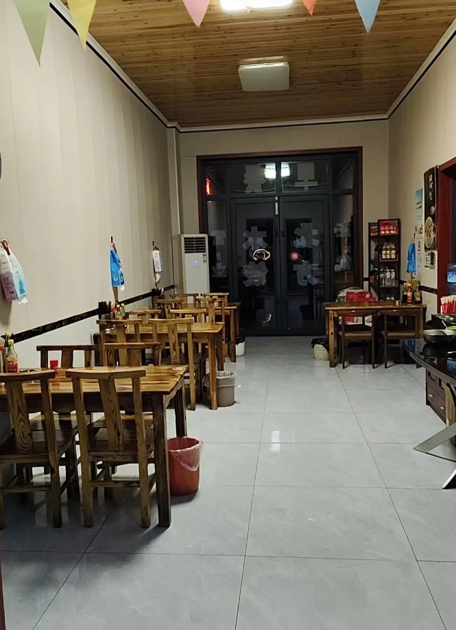 我嫂子以前在星级酒店当领班，光鲜亮丽，派头十足，每天拿着对讲机，穿着高跟鞋西装革